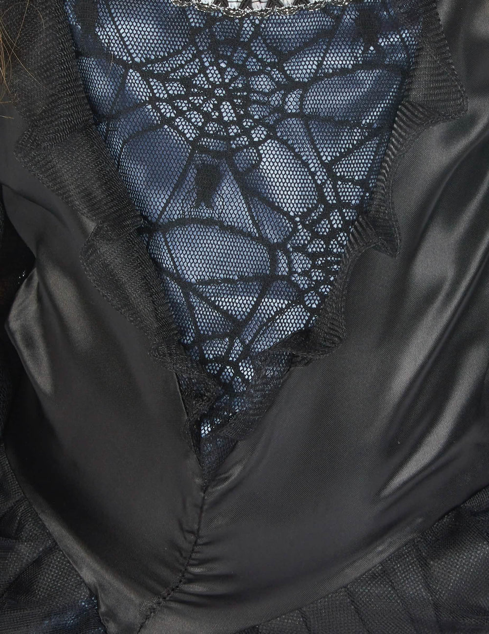 Détail de la dentelle en toile d'araignée du déguisement de comtesse Halloween