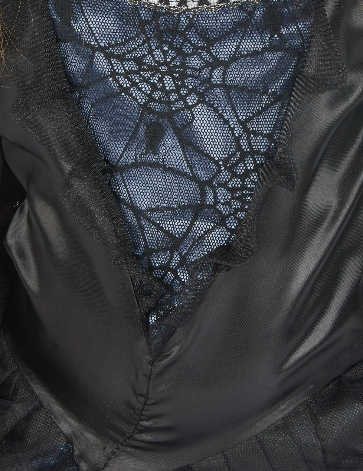 Détail de la dentelle en toile d'araignée du déguisement de comtesse Halloween