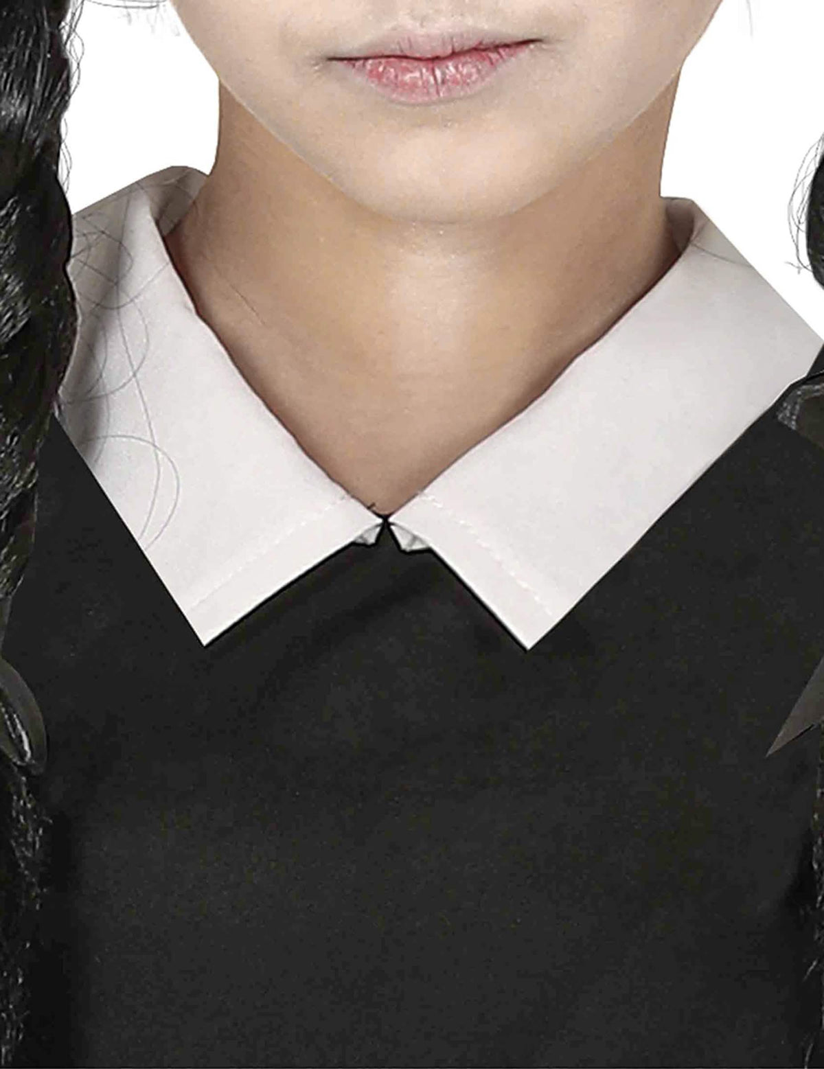 Detalle del cuello blanco del disfraz de dama gótica