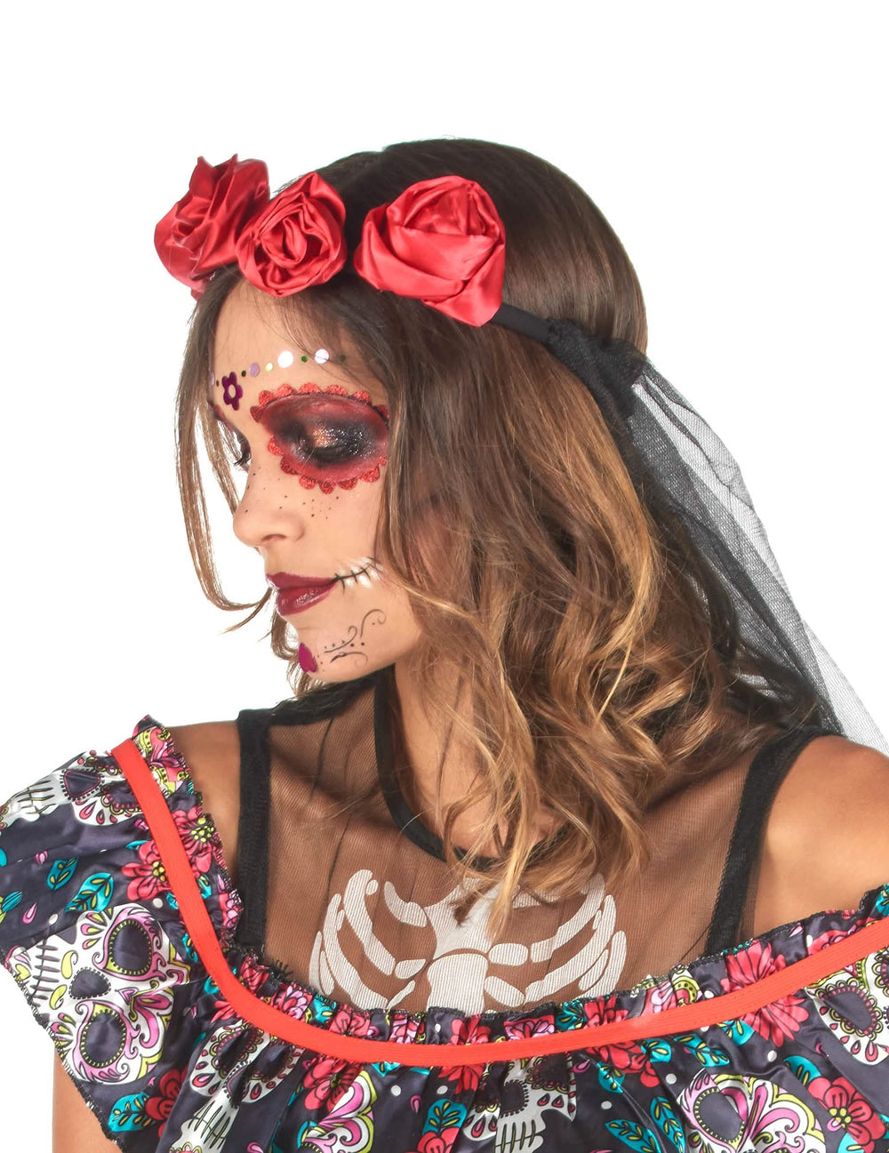Vista de perfil del maquillaje y de la diadema de flores del disfraz Día de los Muertos para mujer
