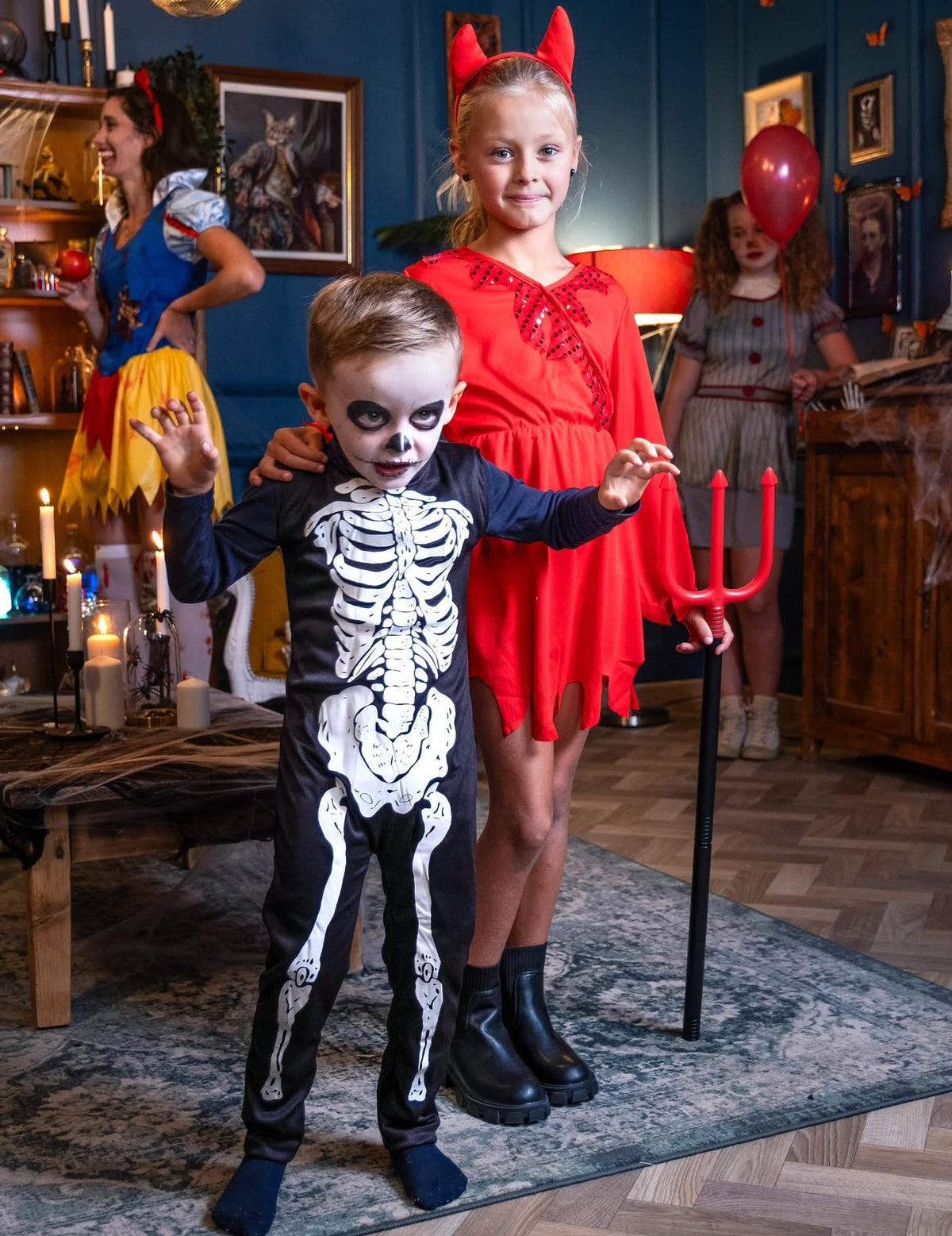Puesta en escena de halloween del disfraz de diablesa para niña rojo