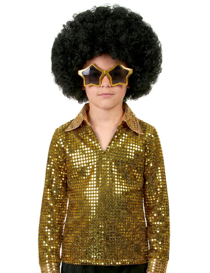 Gros plan sur la chemise à sequins et les lunettes étoile du déguisement disco pour garçon
