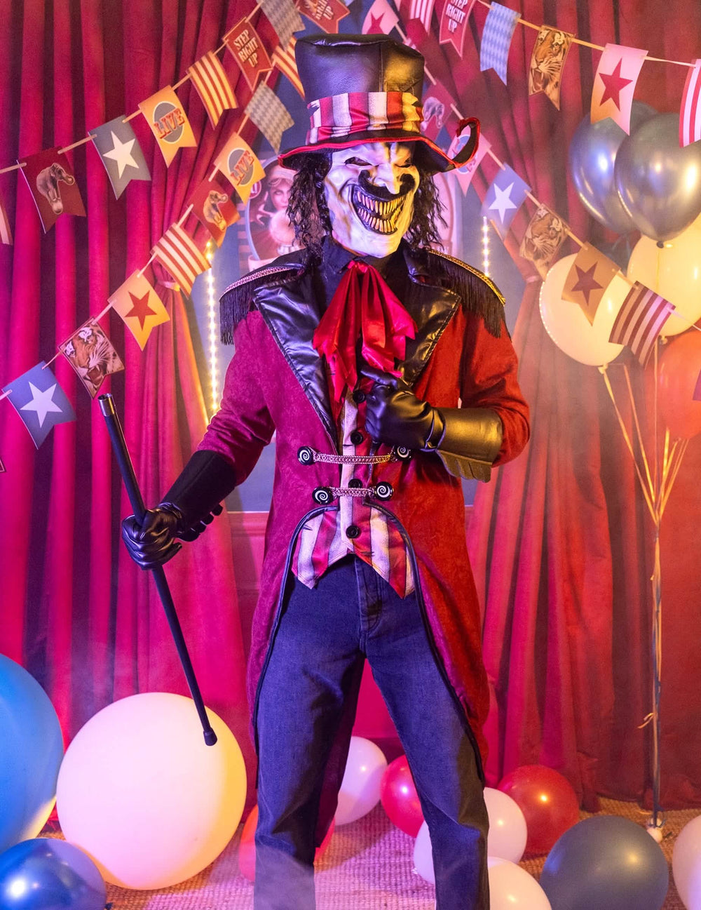 Escenografía con globos y banderines del disfraz de domador aterrador de lujo