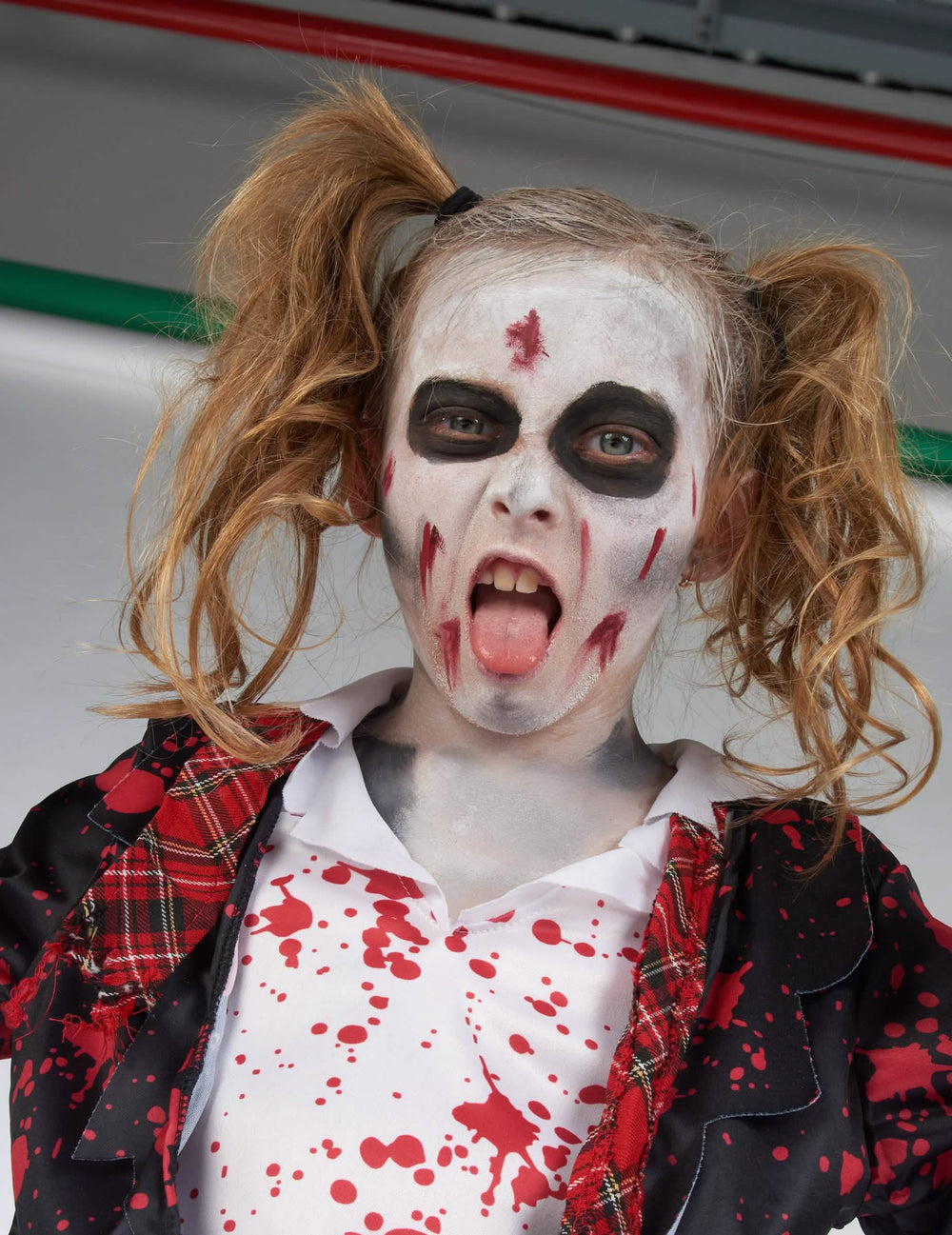 Primer plano del maquillaje del disfraz de colegiala zombie para niña halloween