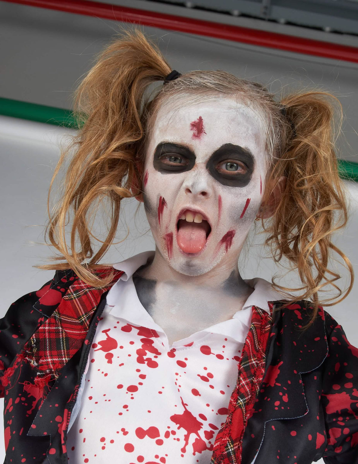 Primer plano del maquillaje del disfraz de colegiala zombie para niña halloween