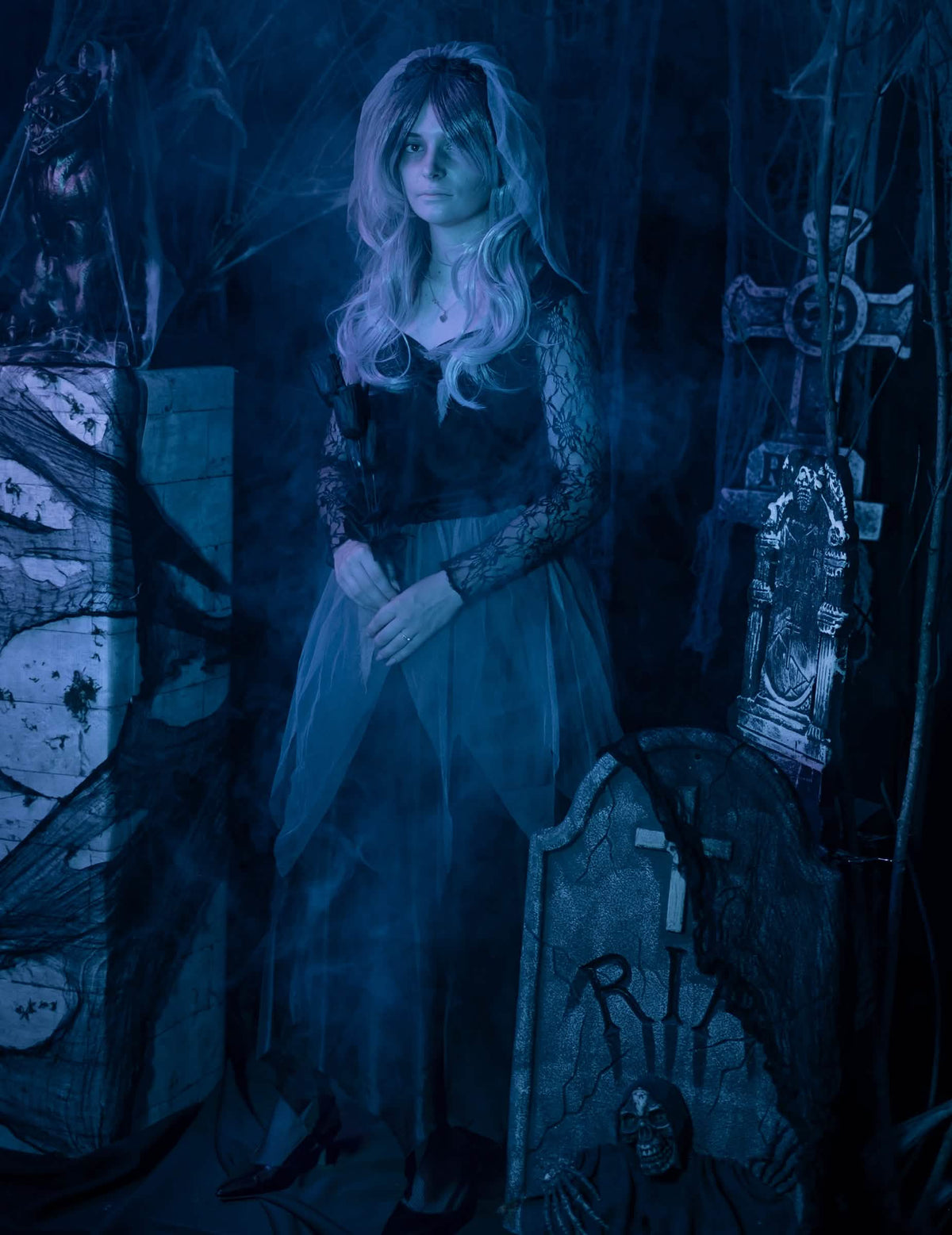 Puesta en escena en una decoración de halloween del disfraz de fantasma novia negra
