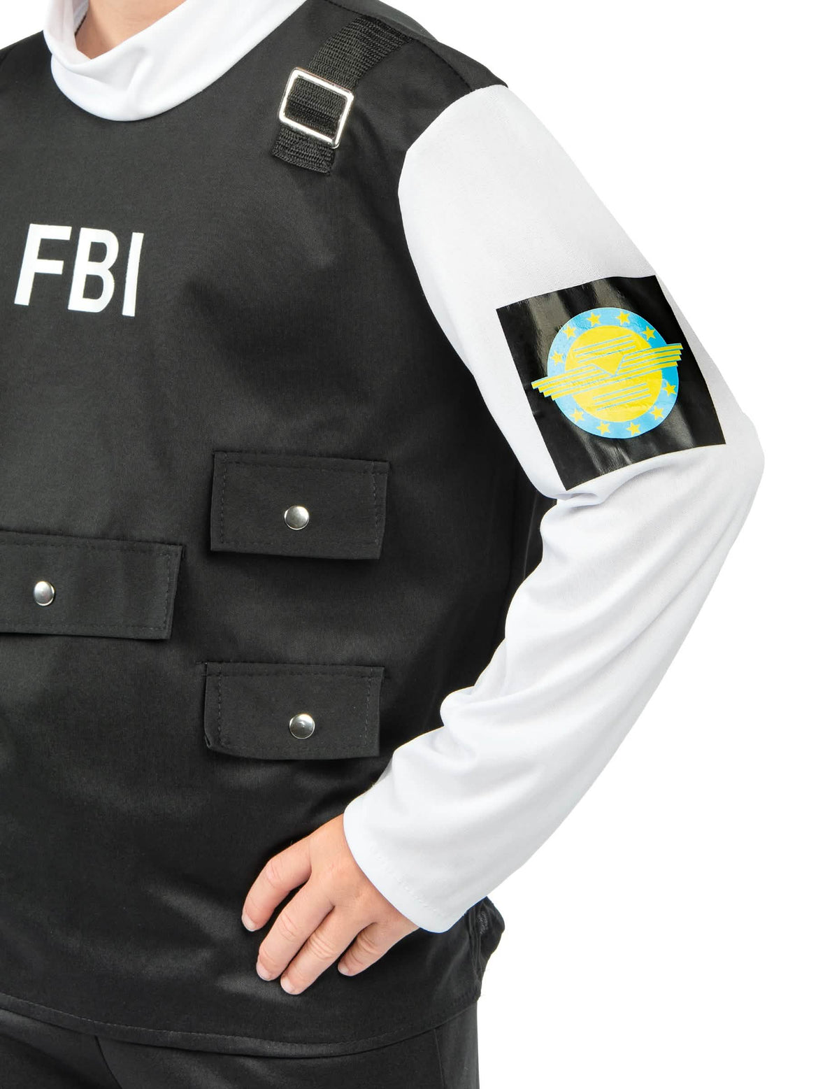 Primer plano del chaleco y el parche de manga del disfraz FBI para niño