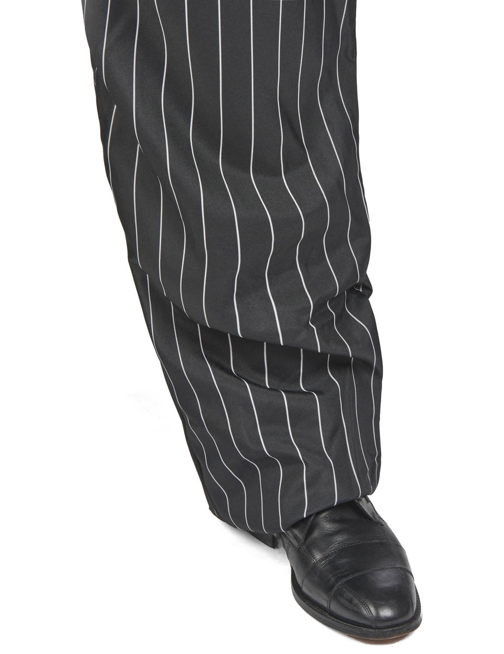 Gros plan sur le bas du pantalon à rayures du déguisement de gangster