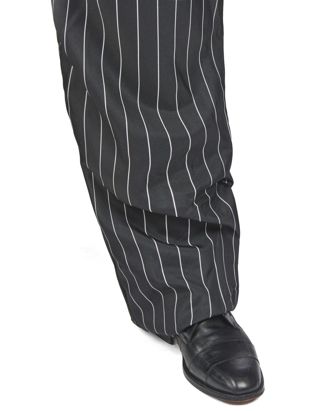 Gros plan sur le bas du pantalon à rayures du déguisement de gangster
