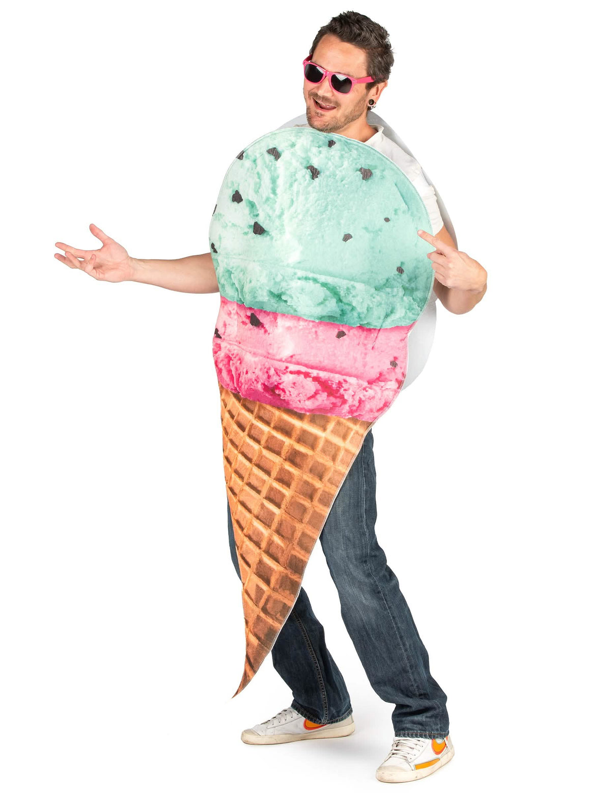 Vista de cuerpo entero del disfraz de helado en cucurucho