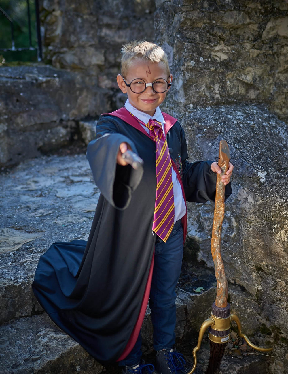 Puesta en escena con la escoba del disfraz Harry Potter™ para niño
