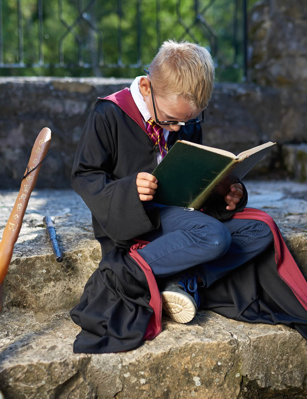 Puesta en escena con libro y varita del disfraz Harry Potter™ para niño