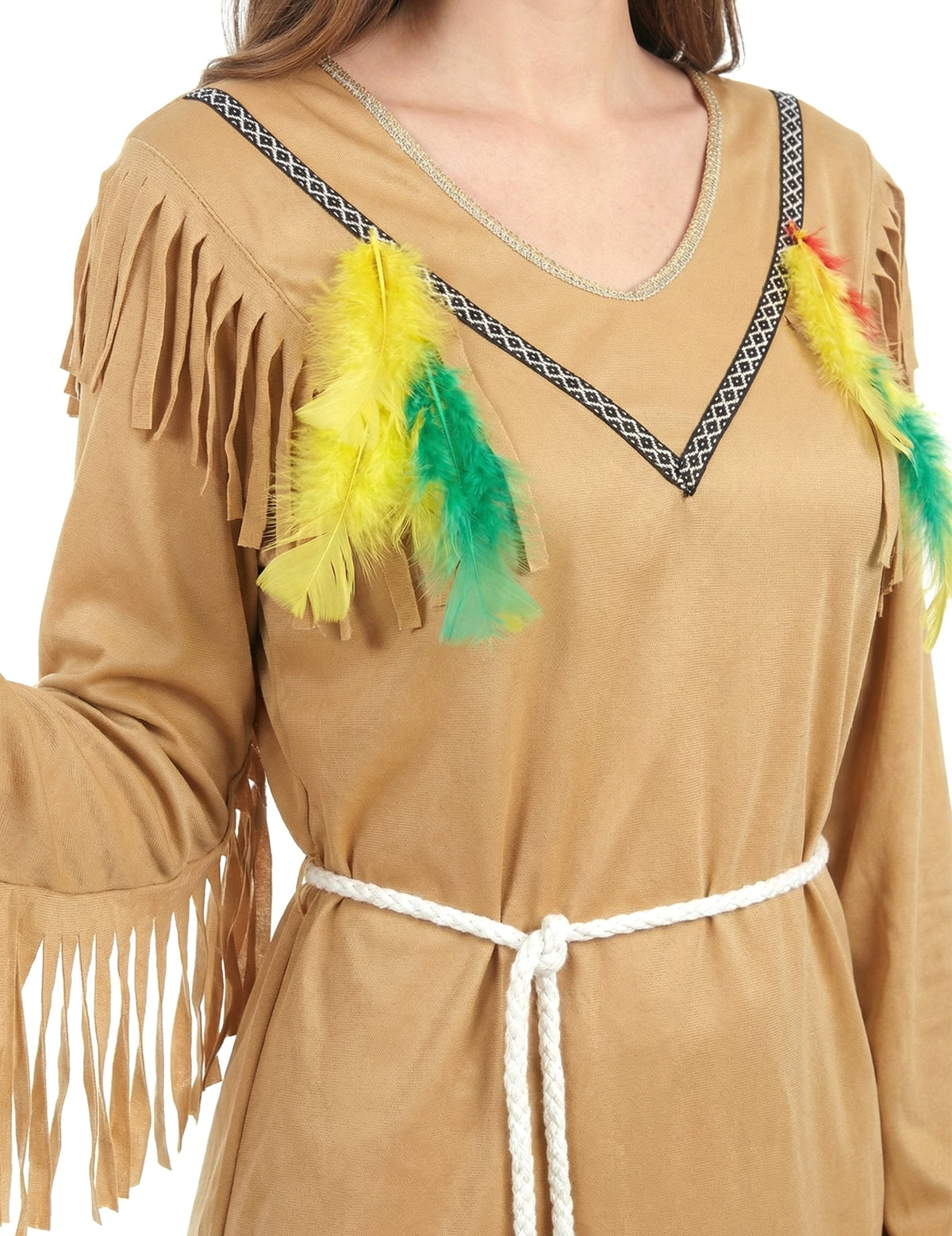 Détail du buste avec plumes et franges du déguisement d'indienne robe longue pour femme