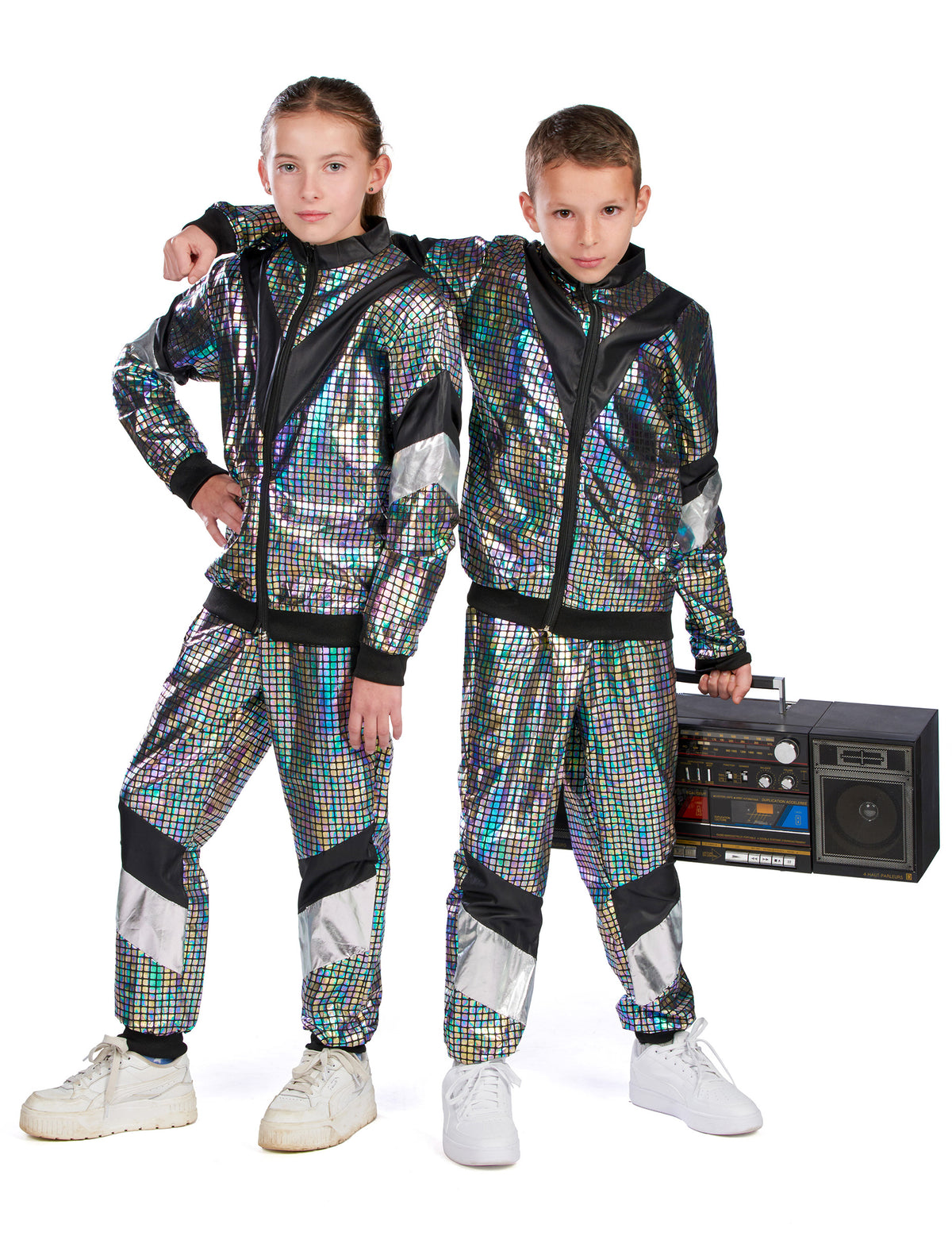 Mise en situation en duo avec poste radio du déguisement jogging disco années 80 adolescent