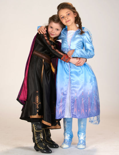 Mise en situation avec Elsa du déguisement luxe Anna La Reine des neiges 2