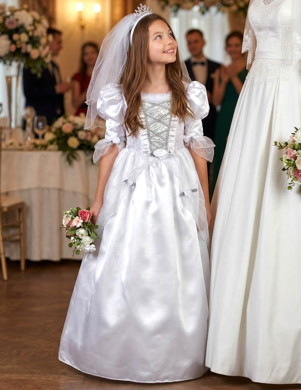Mise en situation du déguisement de mariée pour fille