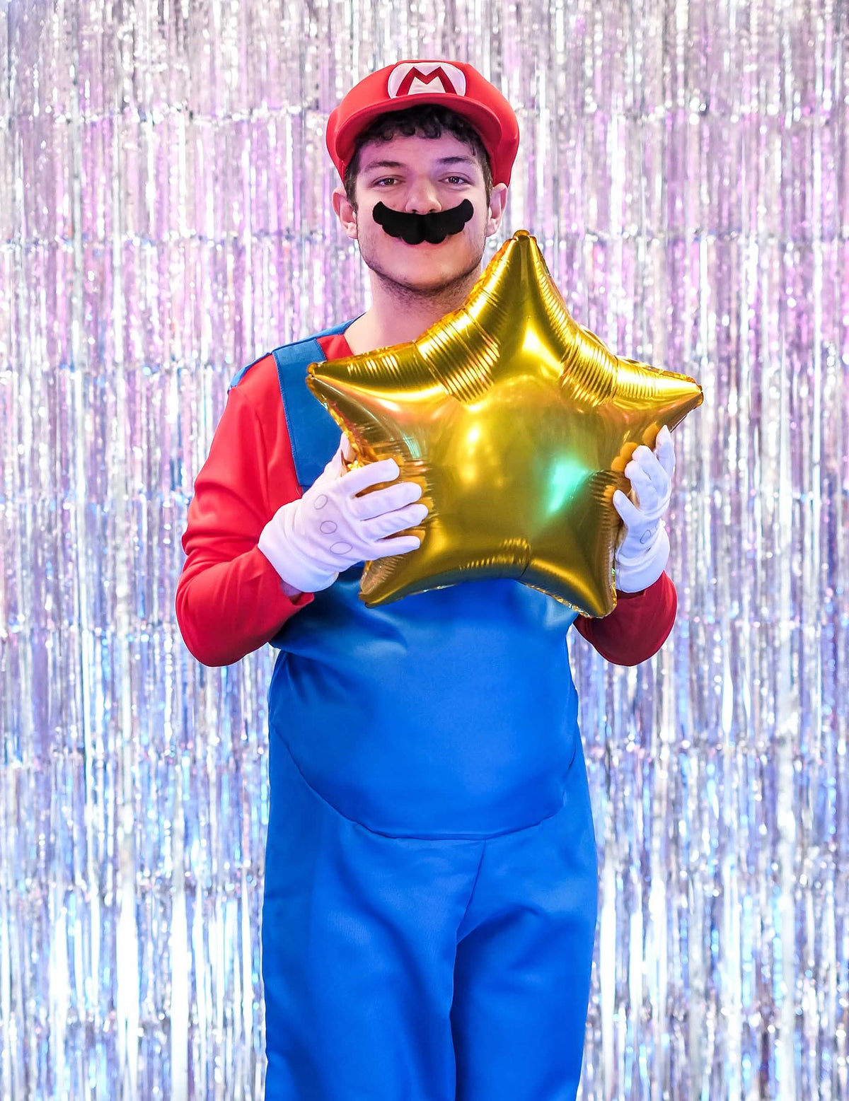 Escenificación con un globo estrella dorada del disfraz de Mario para adulto