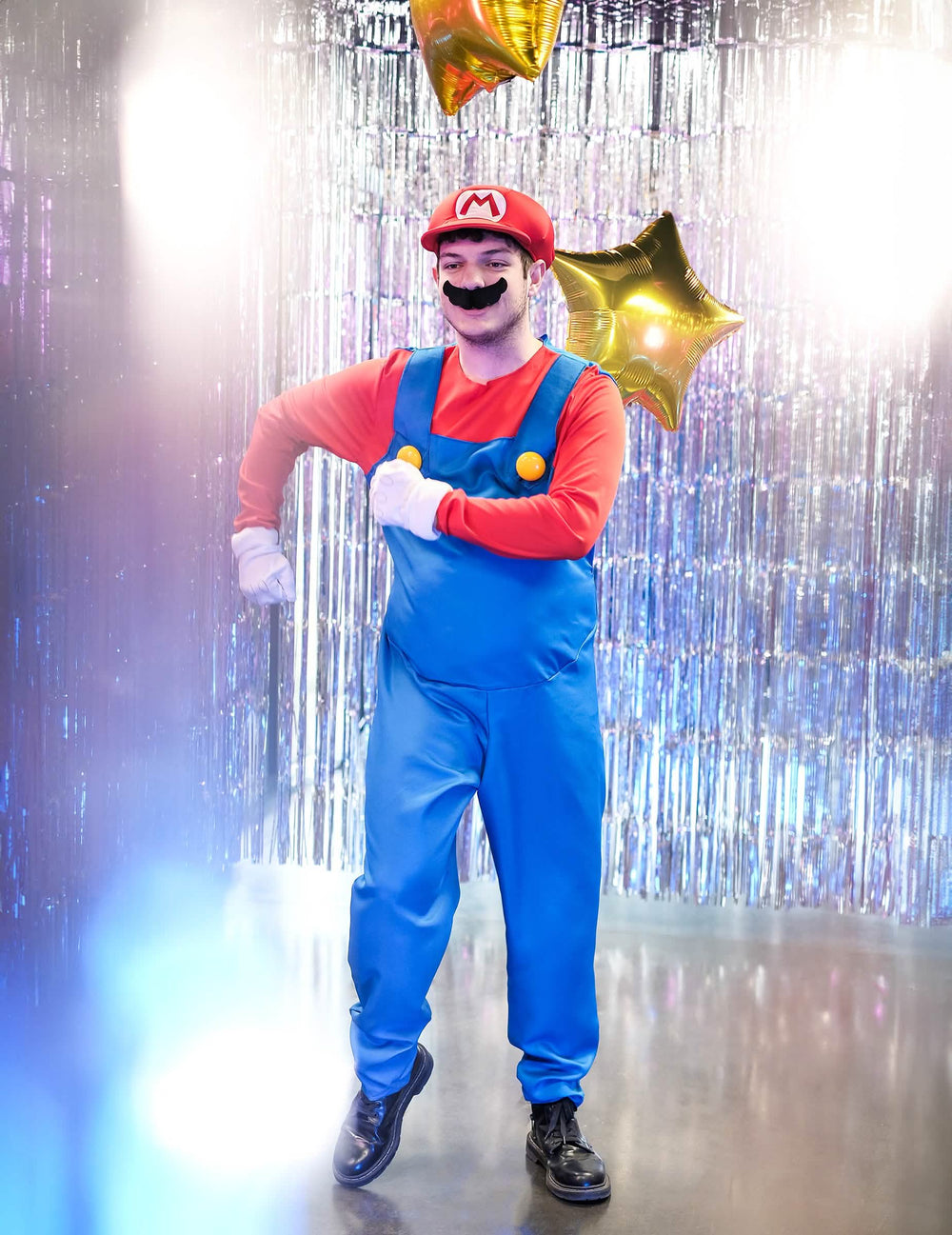 Escenario festivo con cortina de fiesta del disfraz de Mario para adulto