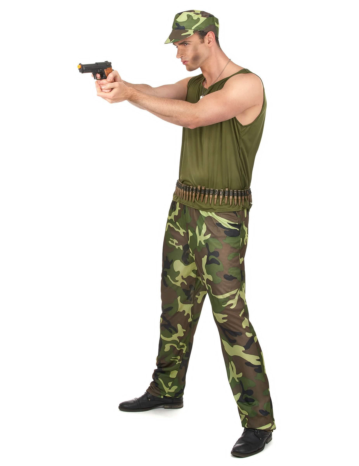 Vista de perfil con pistolas del disfraz militar para hombre