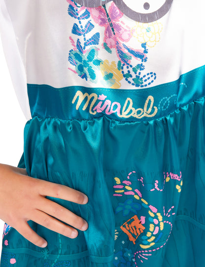 Gros plan sur le prénom et les motifs de la robe du déguisement Mirabel Encanto™ classique