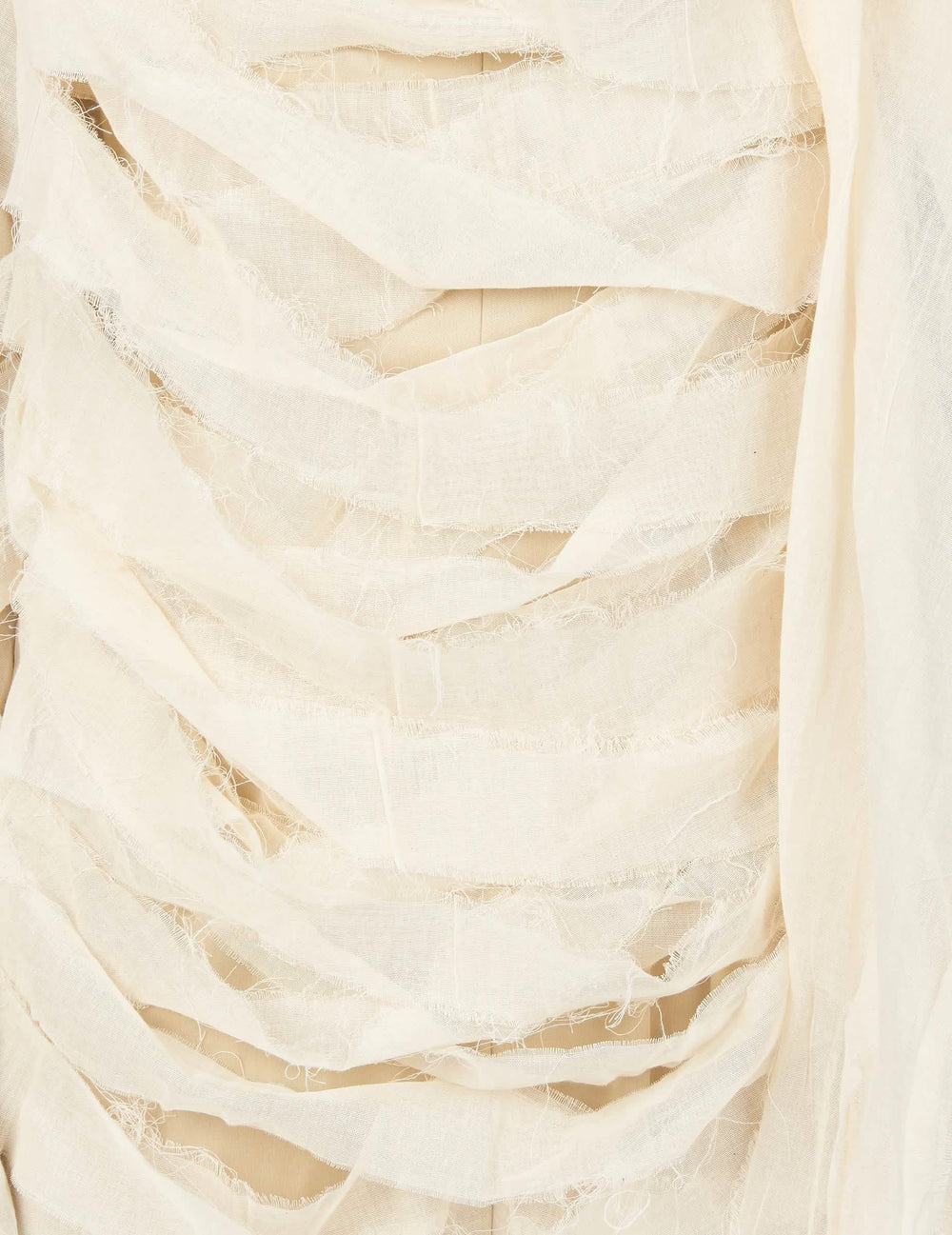 Gros plan sur la texture effilochée du déguisement de momie pour adulte