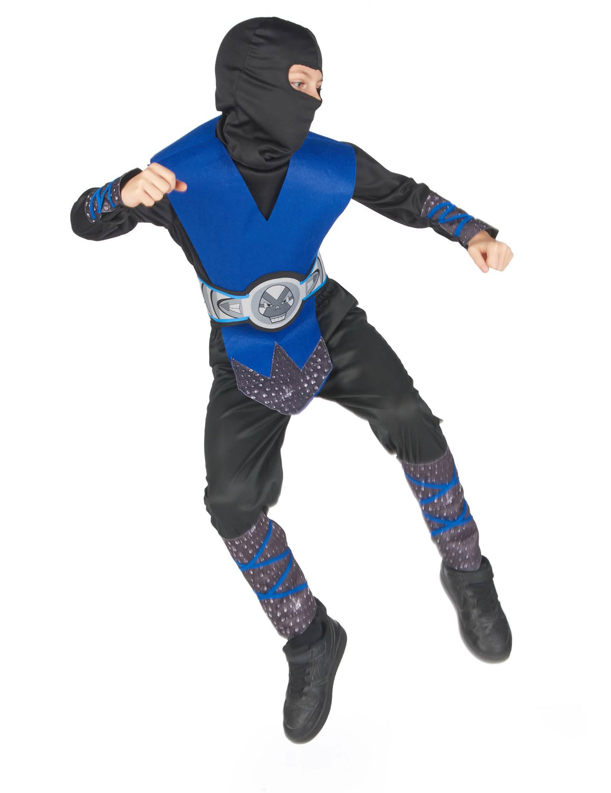 Vista en pleno salto del disfraz de ninja para niño
