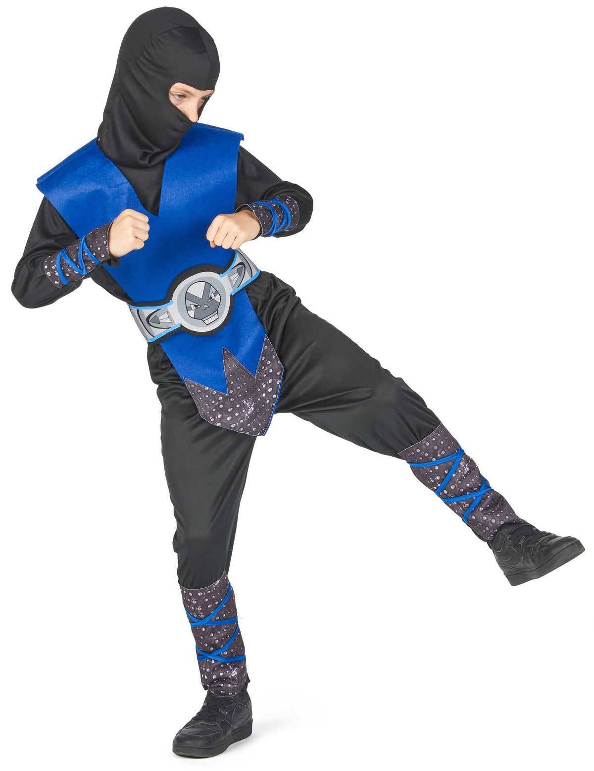 Vista de perfil con patada del disfraz de ninja para niño