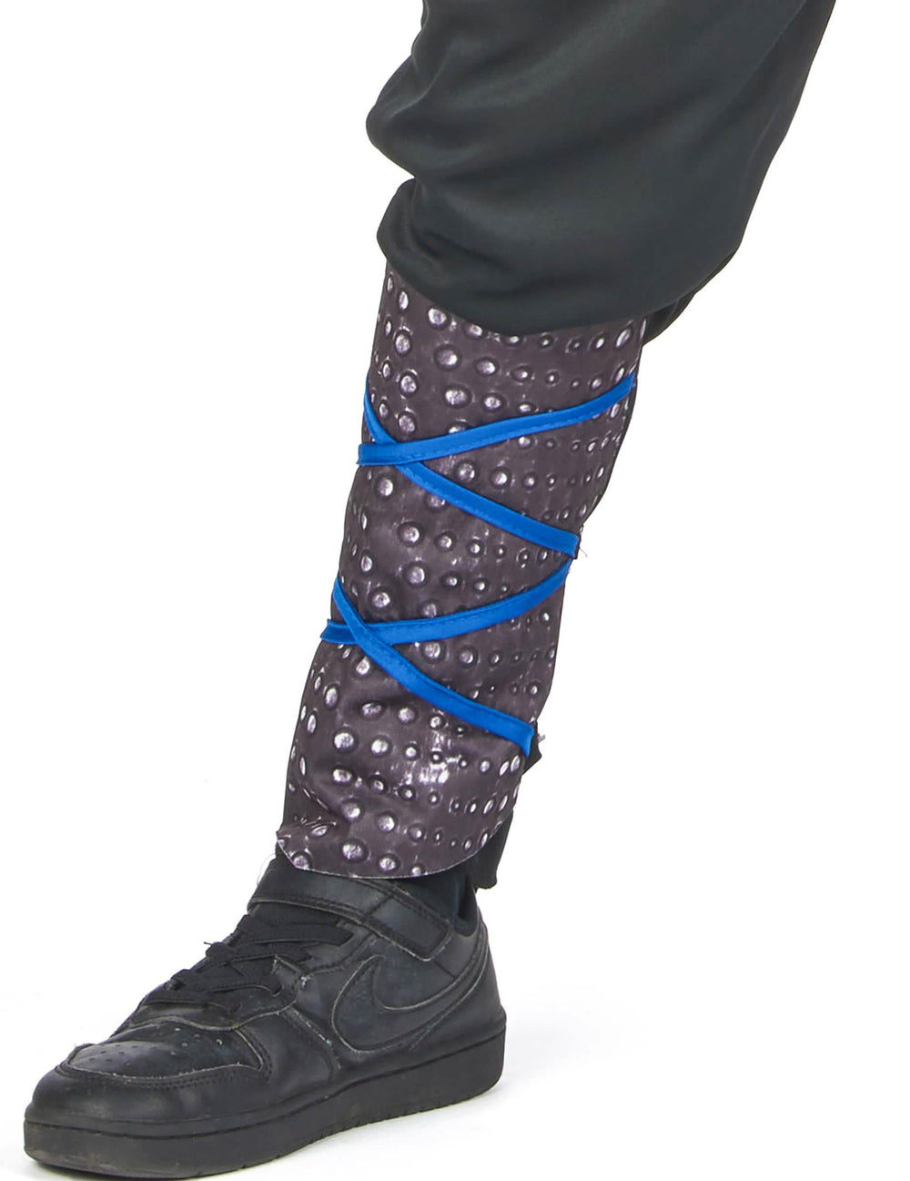 Detalle de la pernera con lazos azules del disfraz ninja