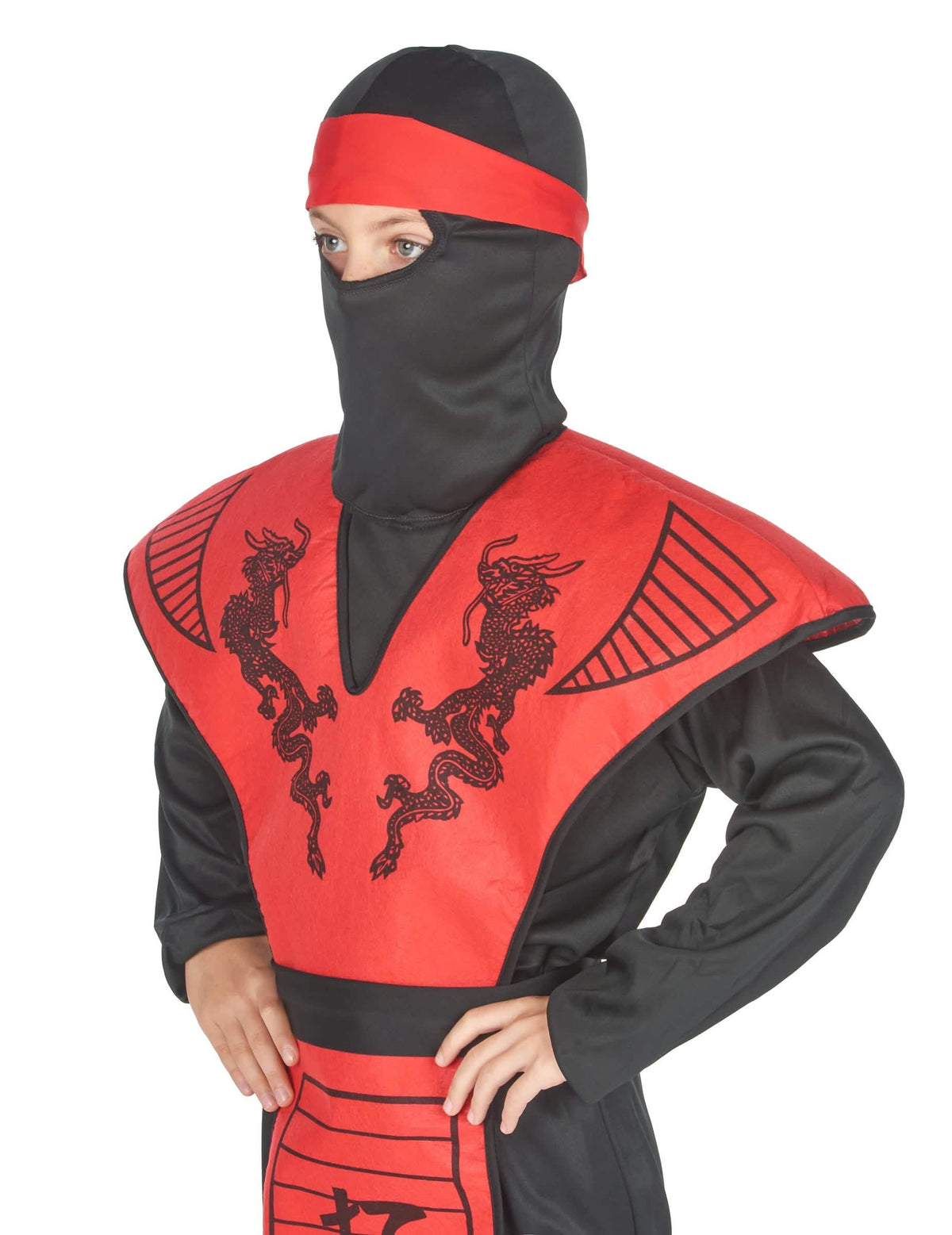 Primer plano del busto y la capucha del disfraz de ninja dragón rojo para niño
