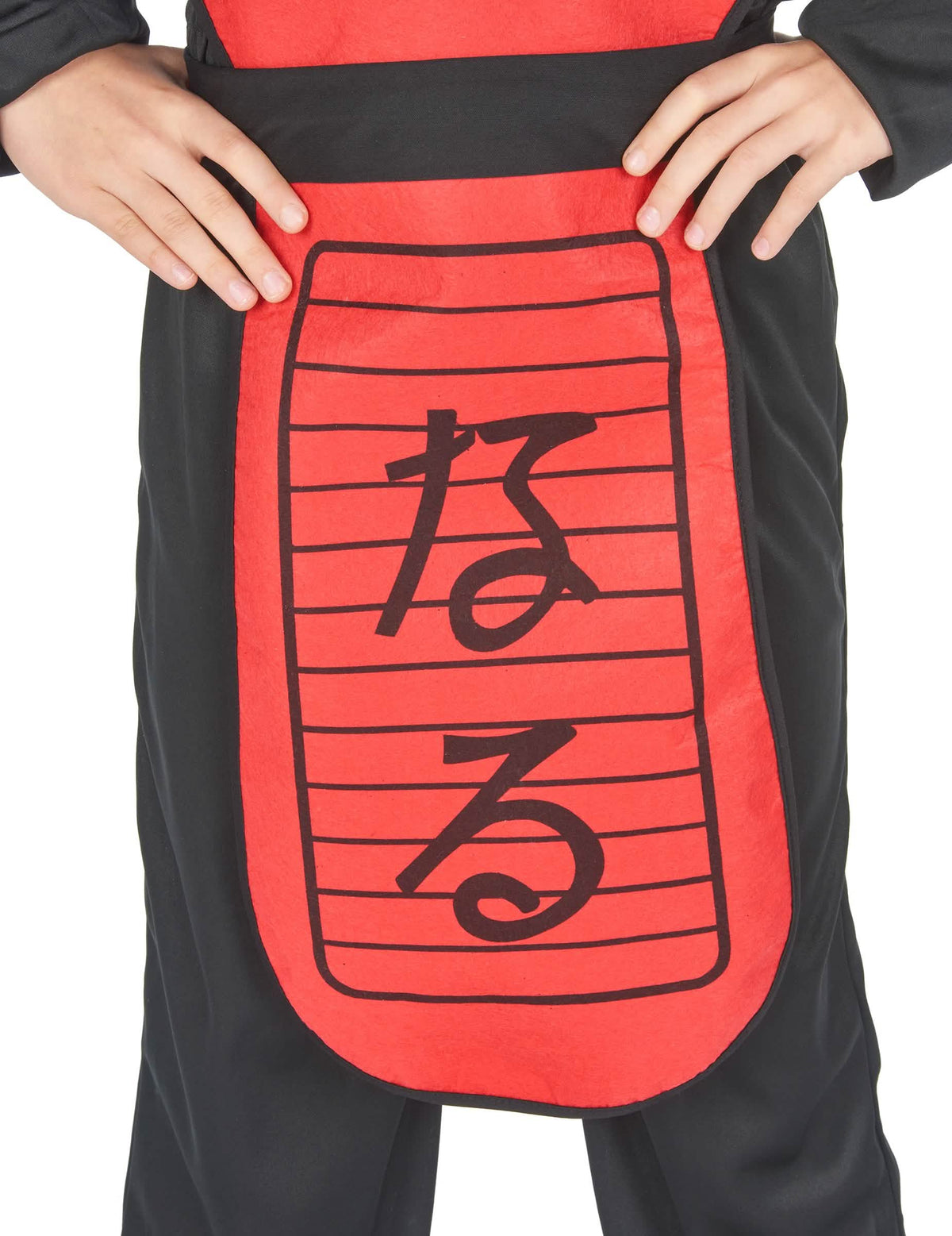 Detalle de las inscripciones japonesas en el peto del disfraz de ninja dragón para niño