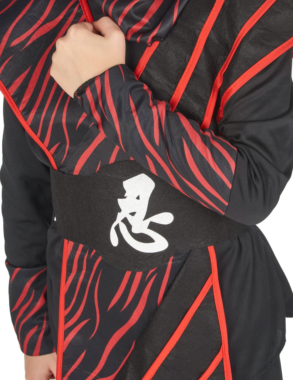 Gros plan sur la ceinture et le buste du déguisement ninja fauve