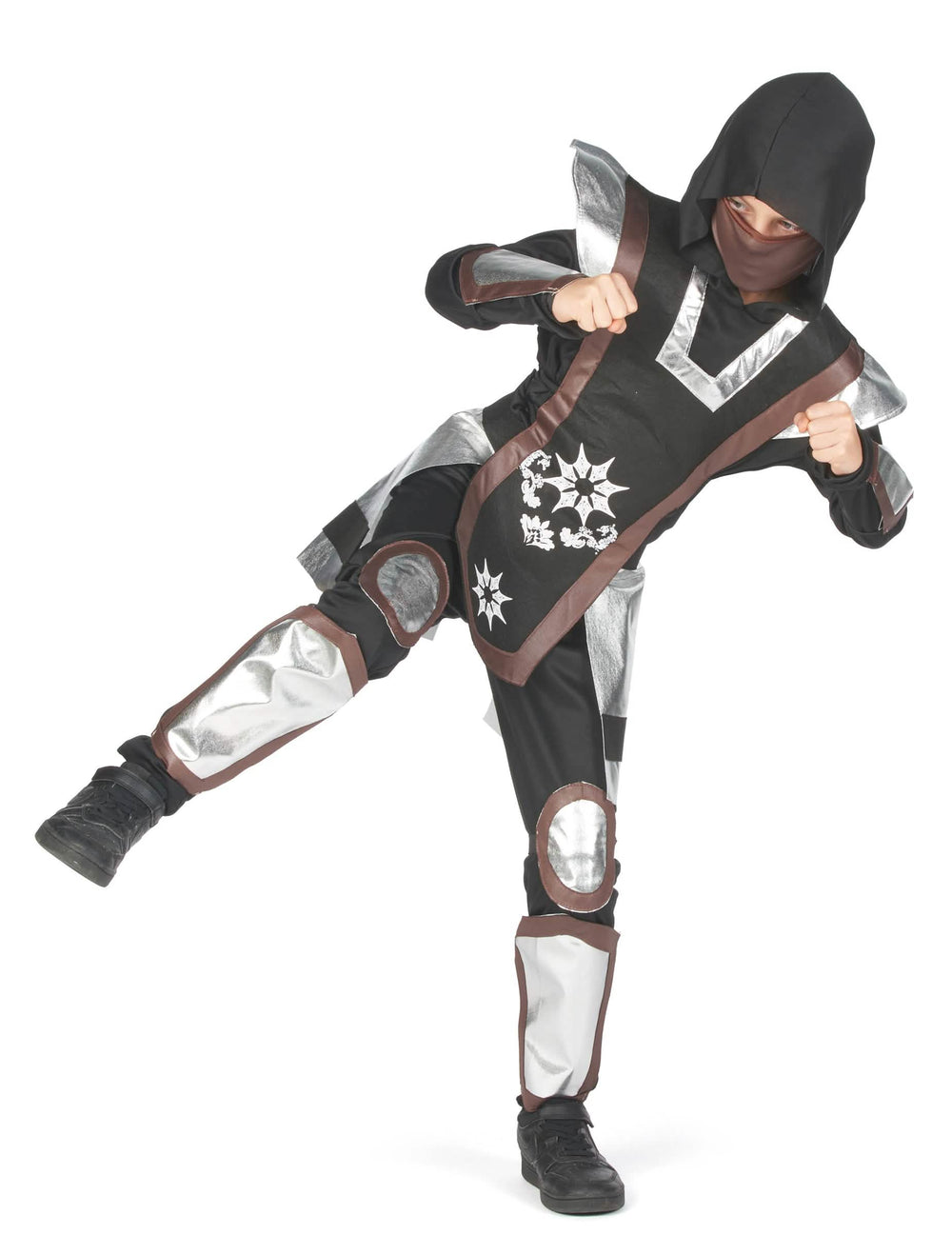 Pose de combate del disfraz de ninja para niño