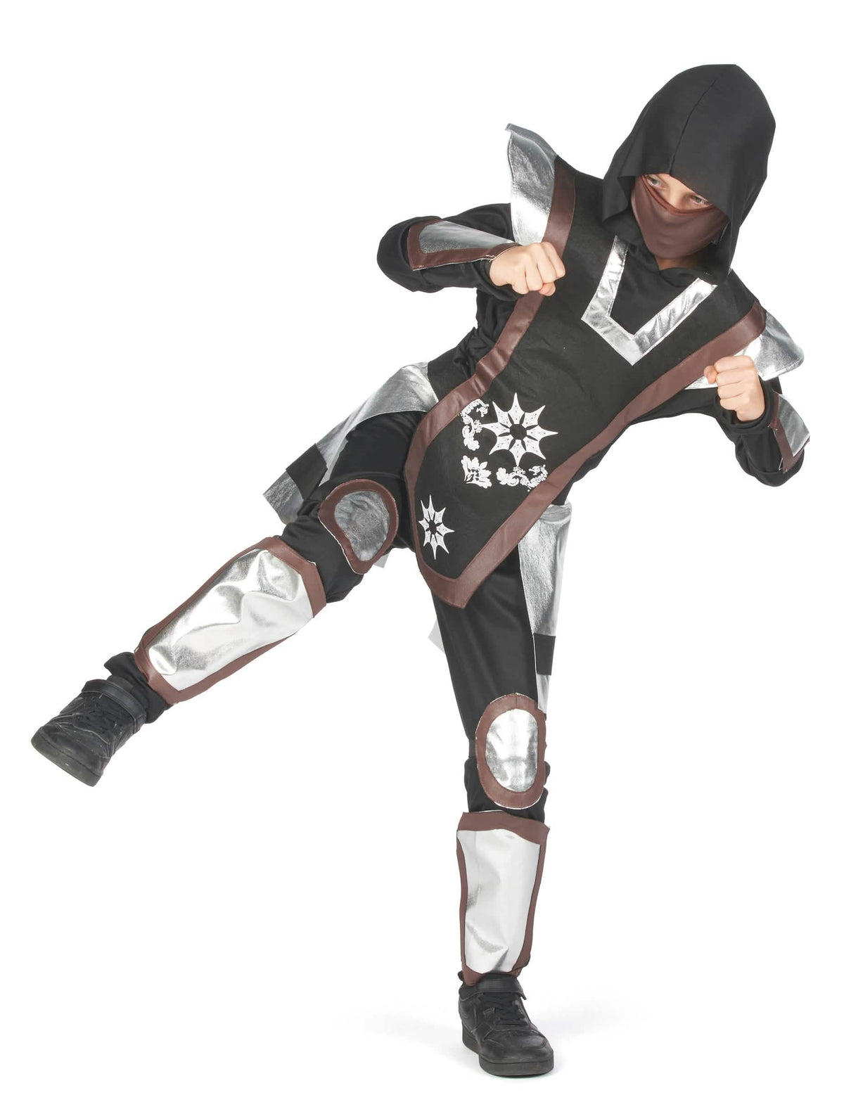 Pose de combate del disfraz de ninja para niño