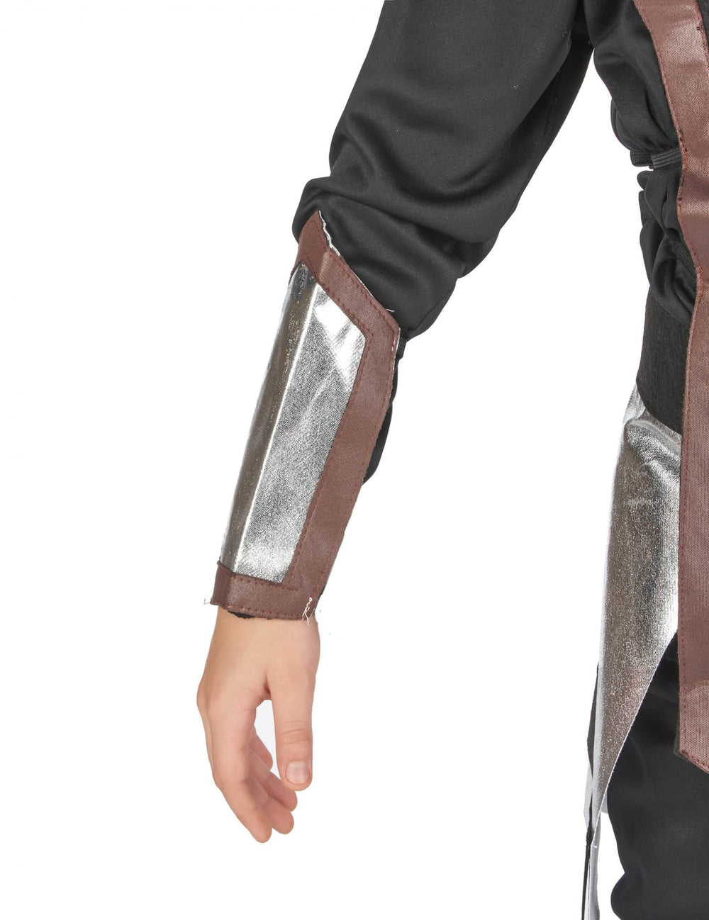 Detalle del protector de brazo plateado del disfraz de ninja para niño