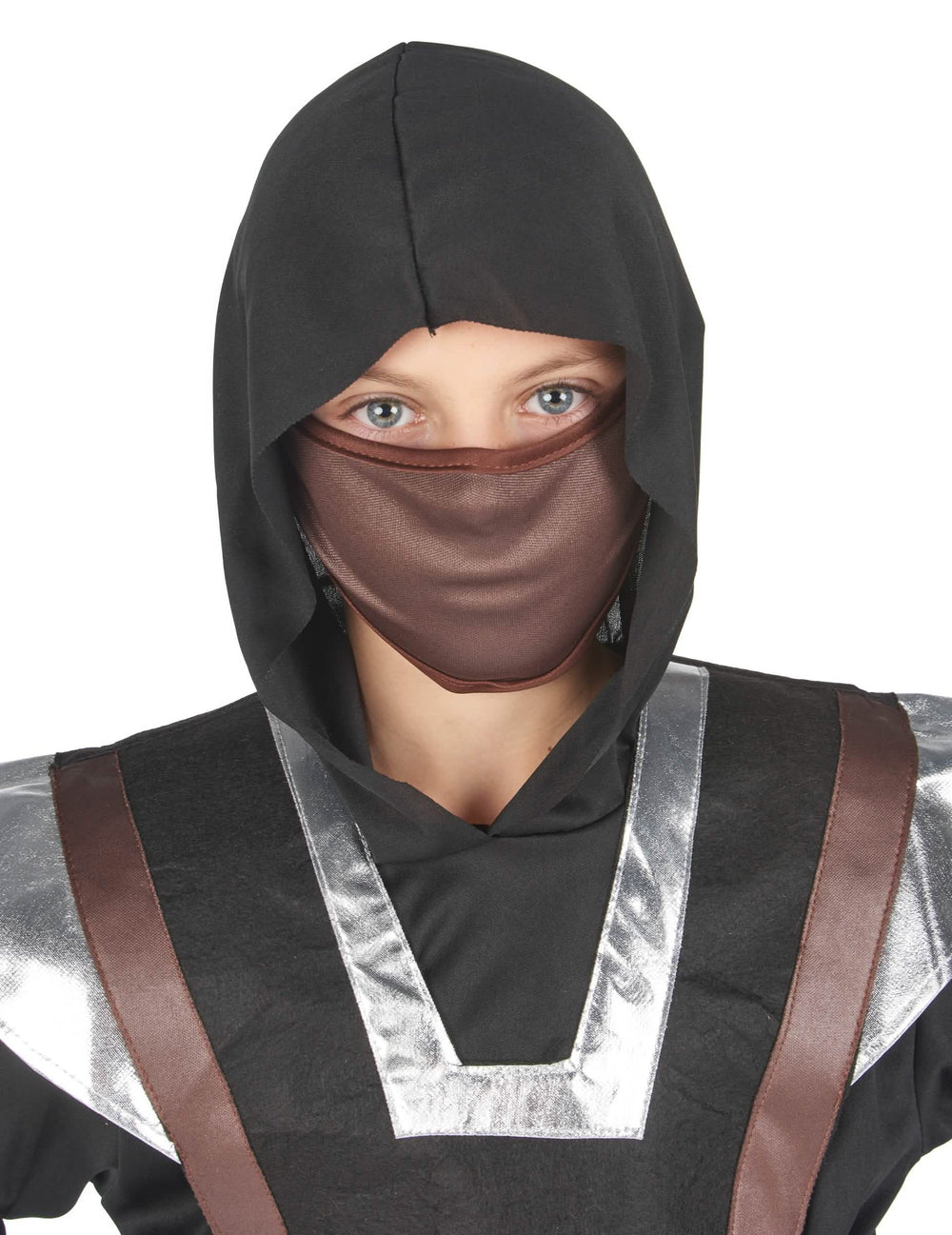 Primer plano de la capucha y la máscara del disfraz ninja para niño