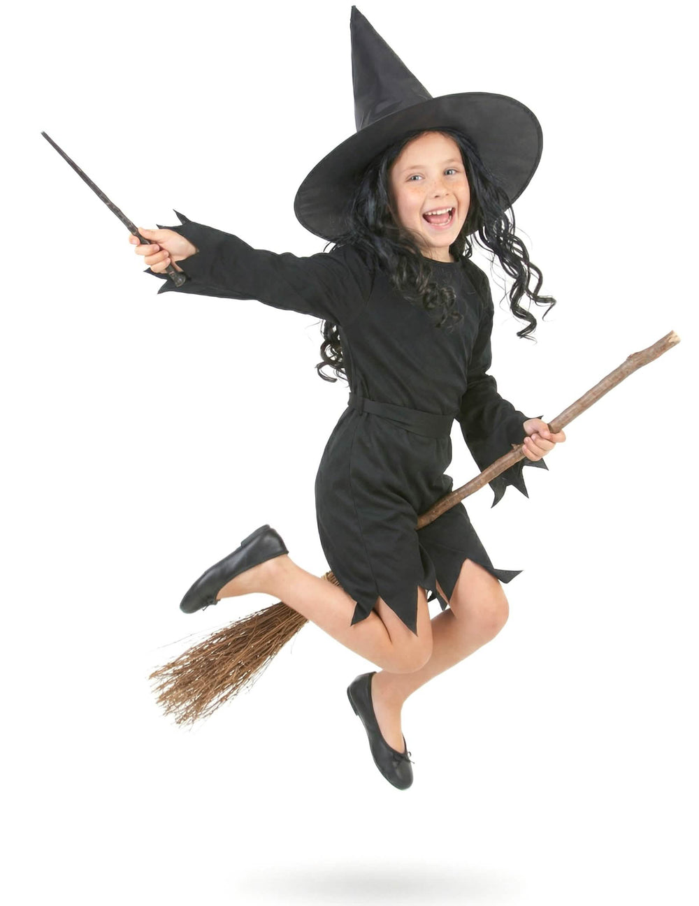 Escena con escoba y varita del disfraz de bruja halloween para niña