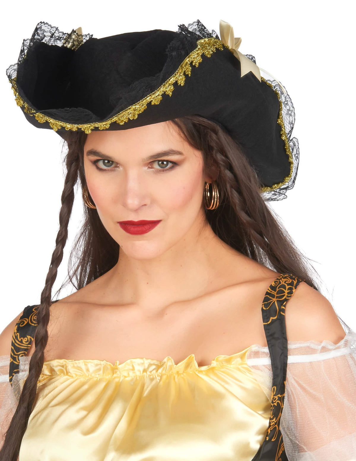 Gros plan sur le chapeau noir et doré du déguisement de pirate