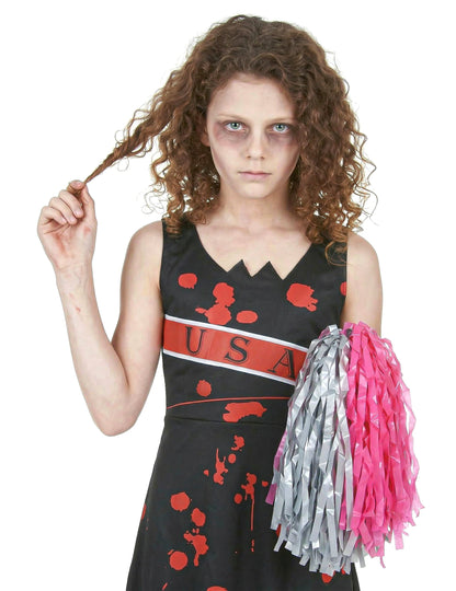 Gros plan sur le maquillage et le pompon du déguisement de pompom girl zombie pour fille