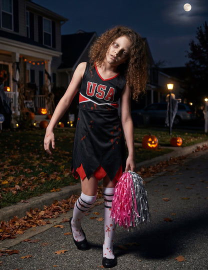 Mise en scène nocturne dans une rue du déguisement de pompom girl zombie pour fille