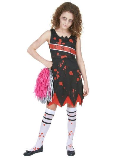 Pose de face avec main sur la hanche du déguisement de pompom girl zombie pour fille