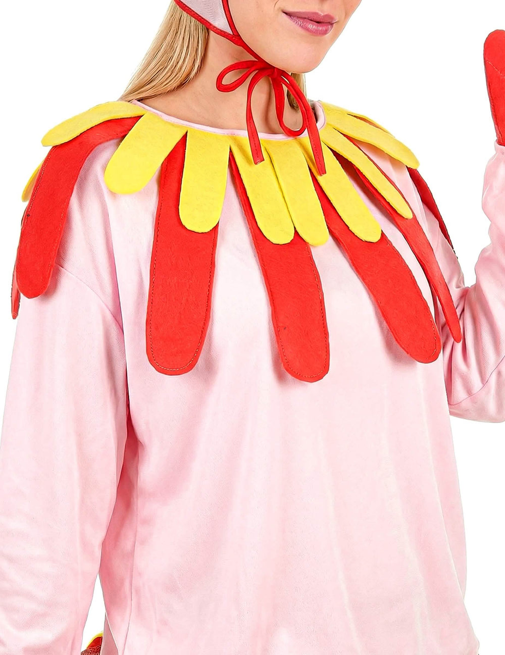 Primer plano del cuello de fieltro del disfraz de pollo para adulto