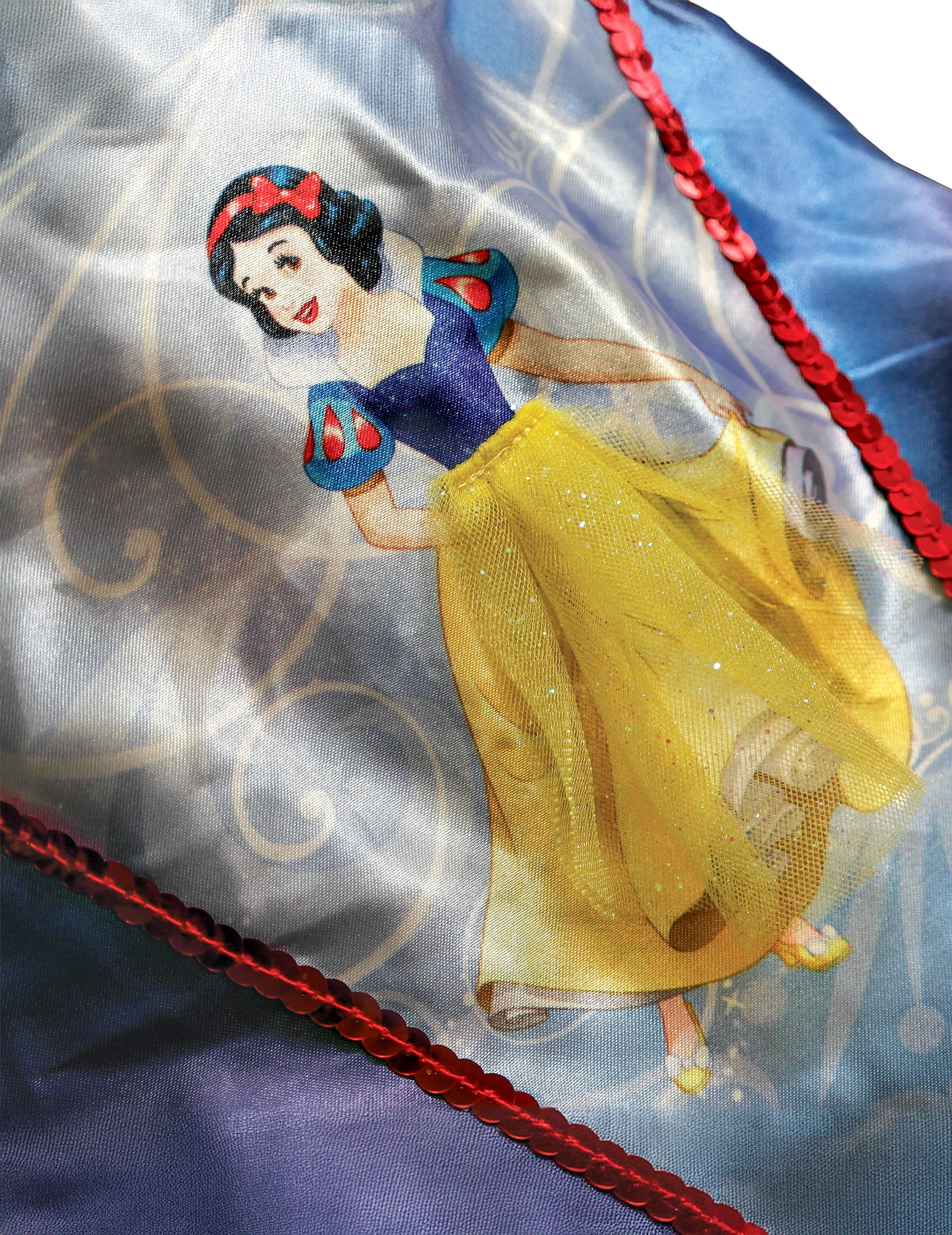 Détail de l'imprimé Blanche Neige avec tulle du déguisement Princesse Ballerine Blanche Neige