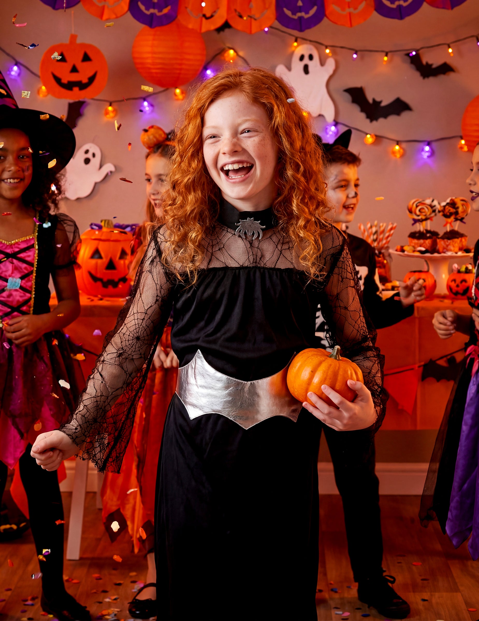 Mise en situation lors d'une fête d'Halloween du déguisement reine araignée pour fille