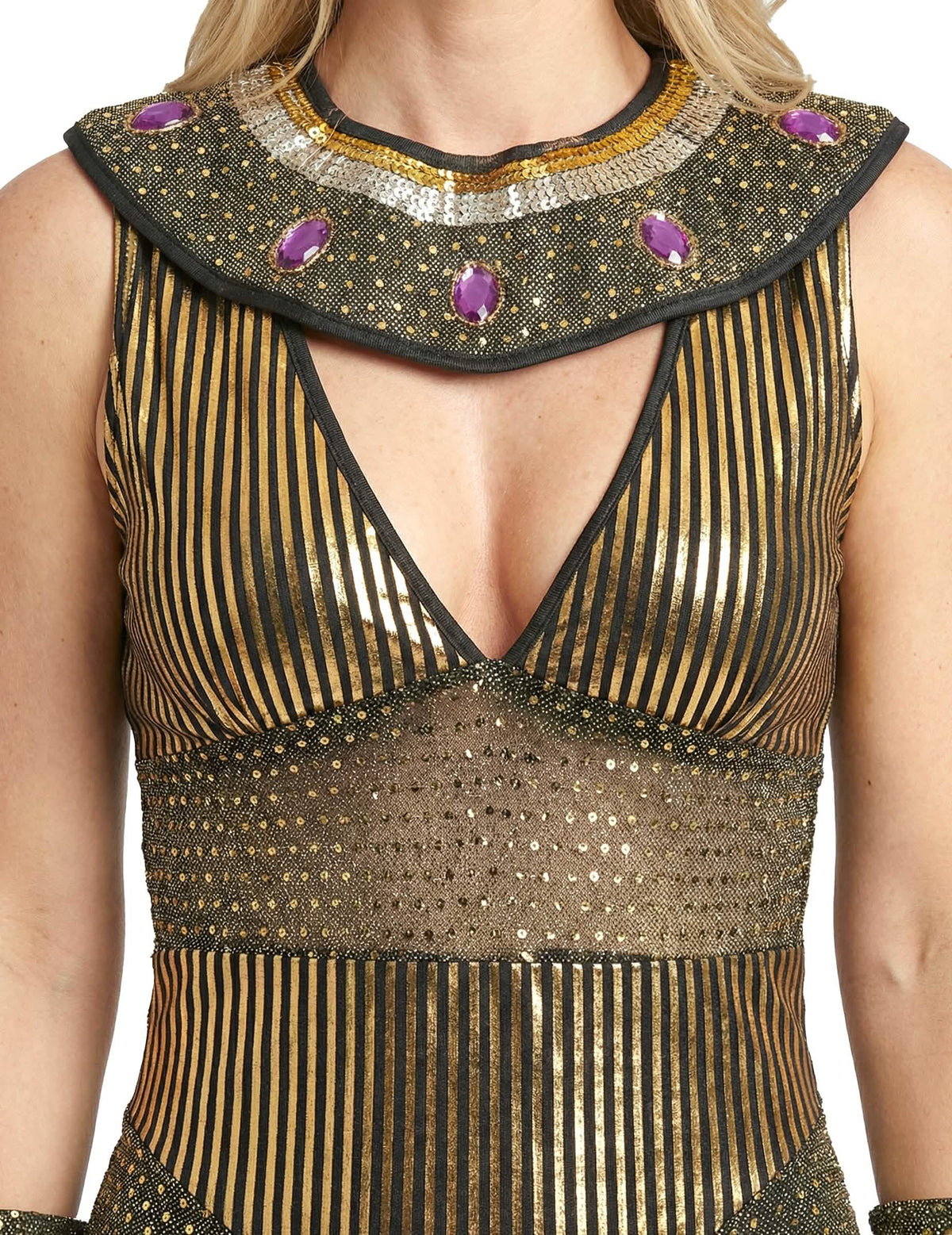 Primer plano del cuello con lentejuelas y joyas del disfraz de reina del Nilo egipcio