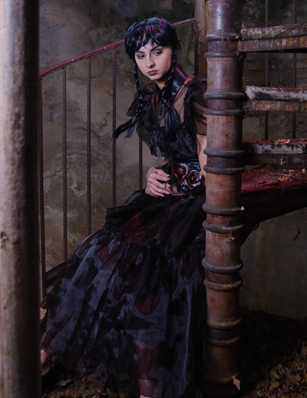 Mise en situation du déguisement robe de bal Mercredi Addams™
