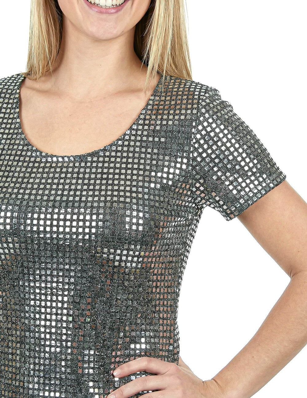 Primer plano de las lentejuelas plateadas del disfraz de vestido disco