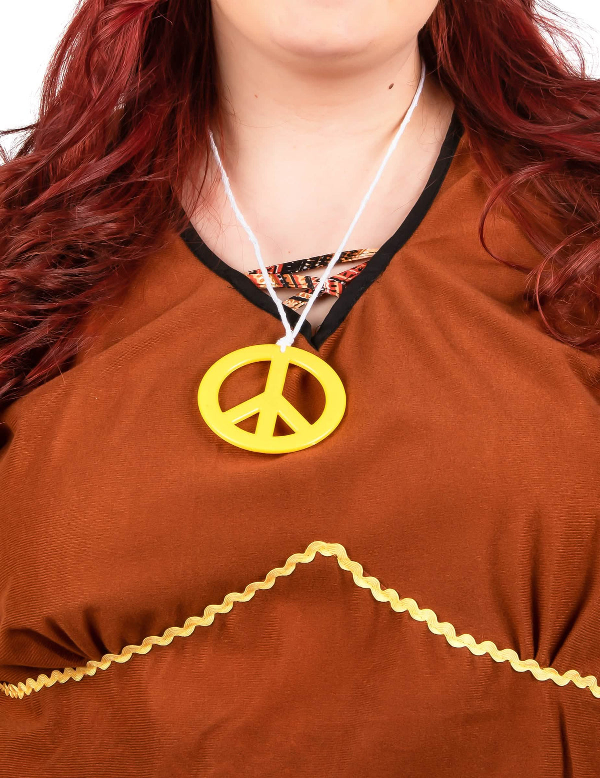 Detalle del collar Peace and Love amarillo del disfraz vestido hippie largo mujer talla grande