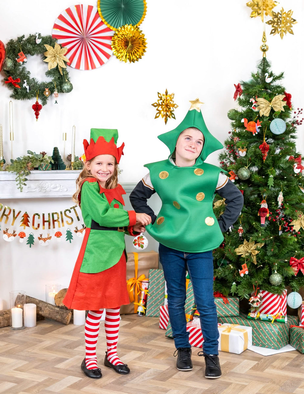 Puesta en situación del disfraz Sapin 3D para niño en un decorado de navidad
