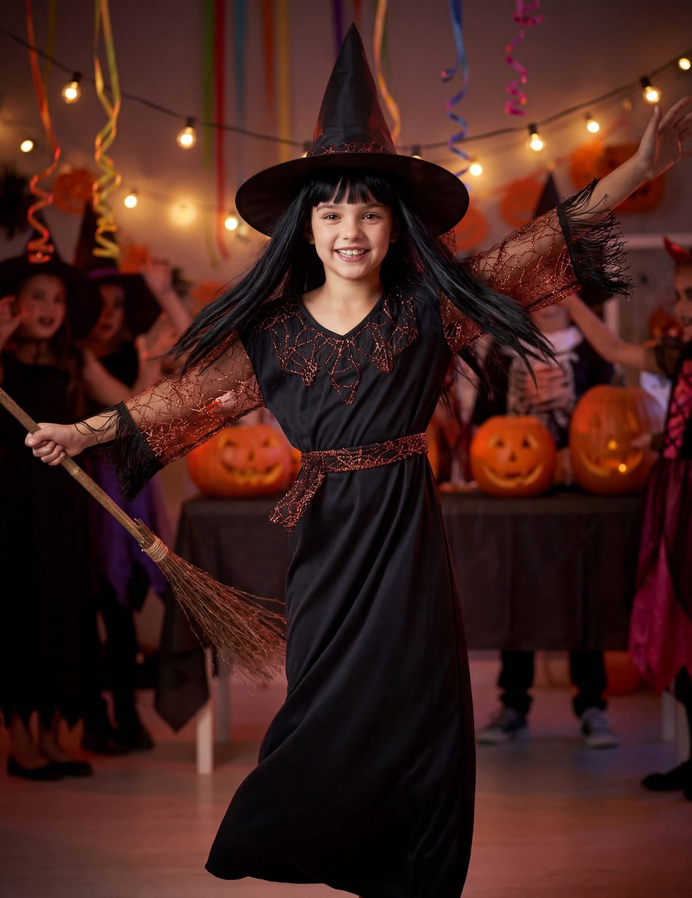 Ambientación festiva con calabazas del disfraz de bruja halloween