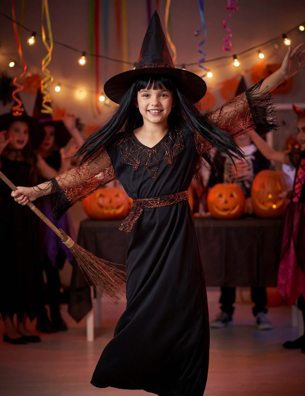 Ambientación festiva con calabazas del disfraz de bruja halloween